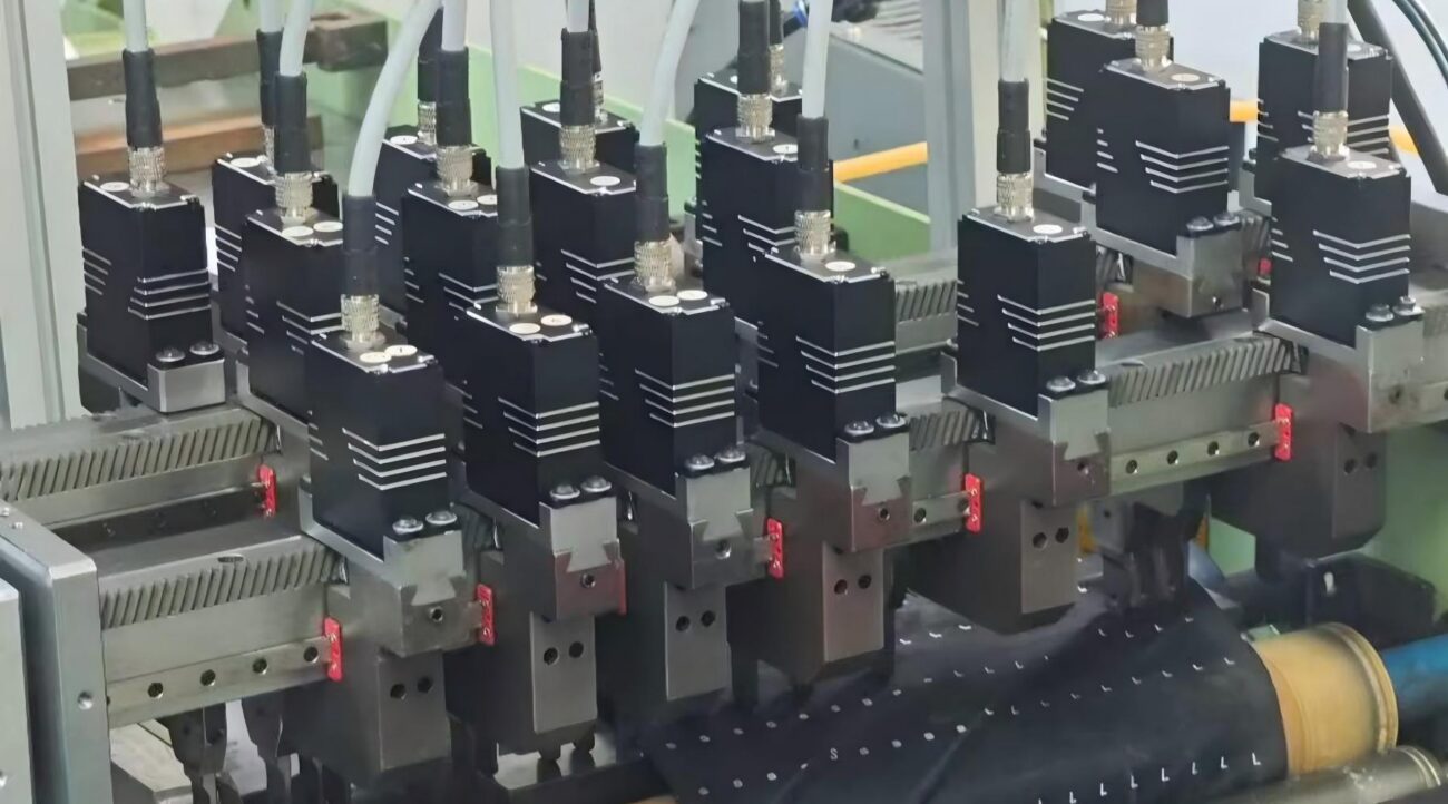 Bus servo for fabric slitting machine driving longitudinal slitting and fabric feeding